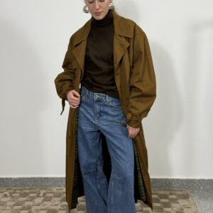 Karmelowy trencz oversize