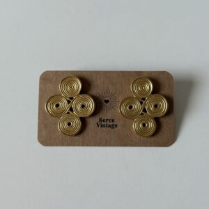 Unikatowe kolczyki w kolorze matowego złota