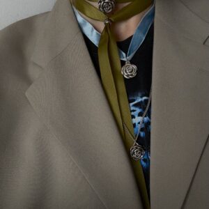 Duża róża z dmuchanego srebra na wstążce