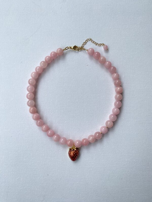 Naszyjnik pastel pink z zawieszką truskawką