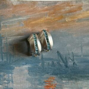 Klipsy w kolorze srebrnym zdobione niebieskimi kryształkami