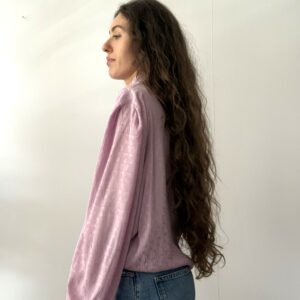 Liliowa koszula z szarfą - obrazek 2