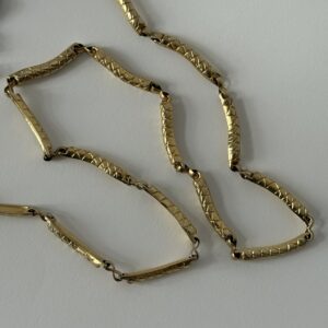 Łańcuszkowy pasek w kolorze złotym