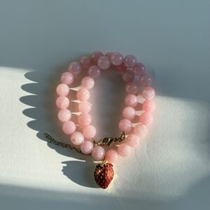 Różowy naszyjnik z zawieszką truskawką