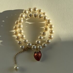 Perłowy naszyjnik z zawieszką truskawką
