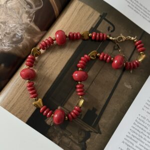 Naszyjnik z czerwonych koralików i hematytem