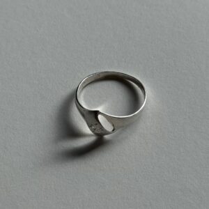 Pierścionek z ozdobnym grawerem