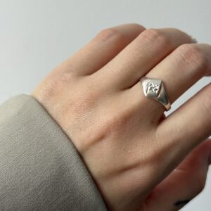 Pierścionek z ozdobnym grawerem