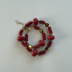 Naszyjnik z czerwonych koralików i hematytem