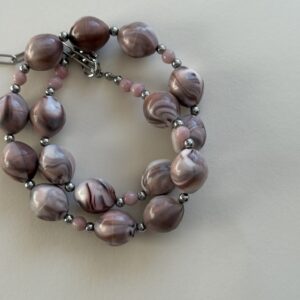 Naszyjnik z fioletowych koralików tie dye