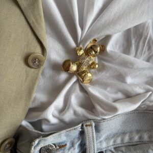 Masywna broszka miś