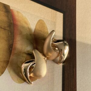 Klipsy matowo- błyszczące w kolorze złotym