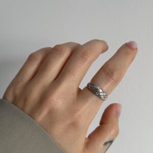 Pierścionek zdobiony kryształkami