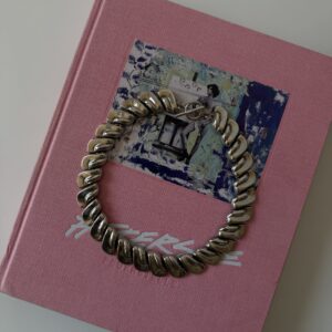 Masywny naszyjnik w kolorze srebrnym