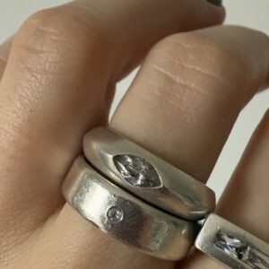 Sygnetowy pierścionek z podłużną cyrkonią