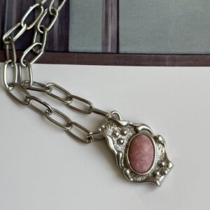 Naszyjnik z różowym kamieniem w srebrnej oprawie
