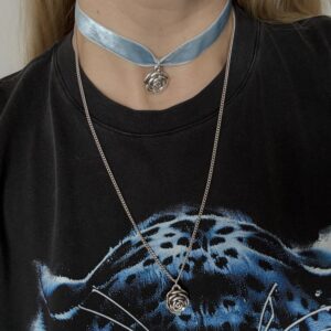 Róża z dmuchanego srebra na welurowej wstążce