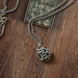Róża z dmuchanego srebra na łańcuszku