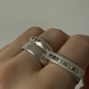 Pierścionek z cyrkoniami o szlifie prostokątnym