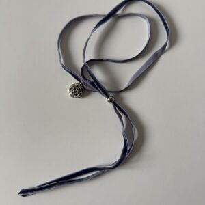 Róża z dmuchanego srebra na długiej welurowej wstążce