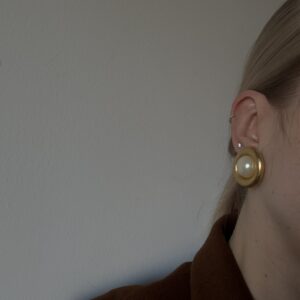 Okrągłe klipsy w kolorze szczotkowanego złota