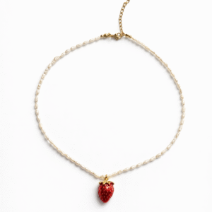 Naszyjnik z pereł w kształcie ryżu i zawieszką truskawką