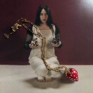 Duża truskawka zdobiona cyrkoniami na łańcuszku