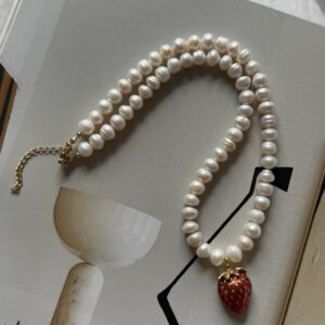 Truskawkowy naszyjnik na perełkach naturalnych