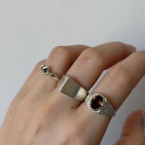 Sygnet o geometrycznym kształcie