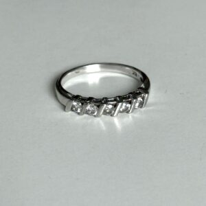 Pierścionek z cyrkoniami