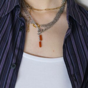 Naszyjnik na podwójnym łańcuszku o różnych długościach