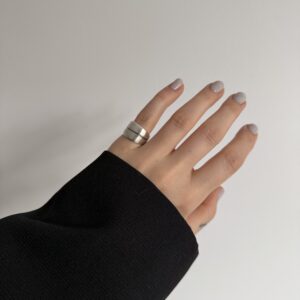 Masywna obrączka na ostatni palec