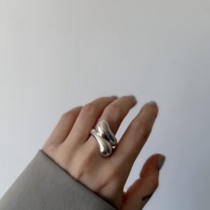 Efektowny pierścionek z dmuchanego srebra